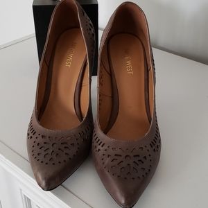 Brown lace design leather pumps